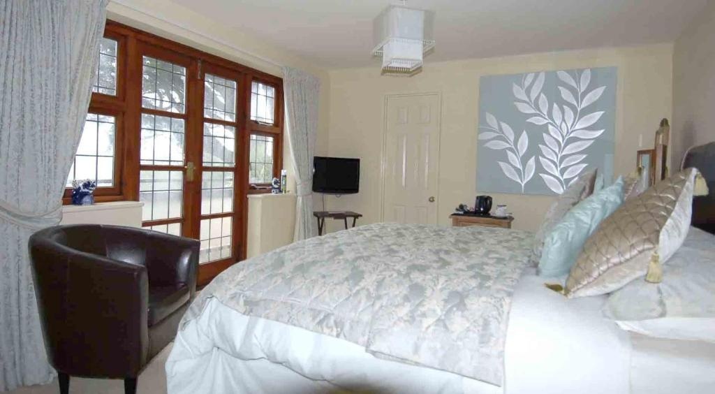 Cleavers Lyng 16th Century Country House