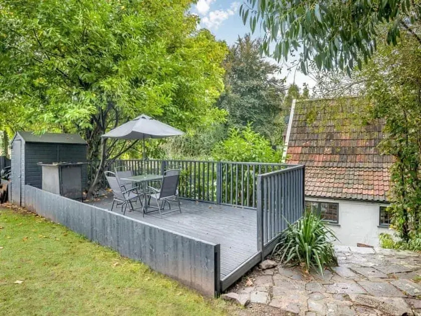 2 bedroom cosy cottage with hot tub in hambrook close to Bristol City Centre