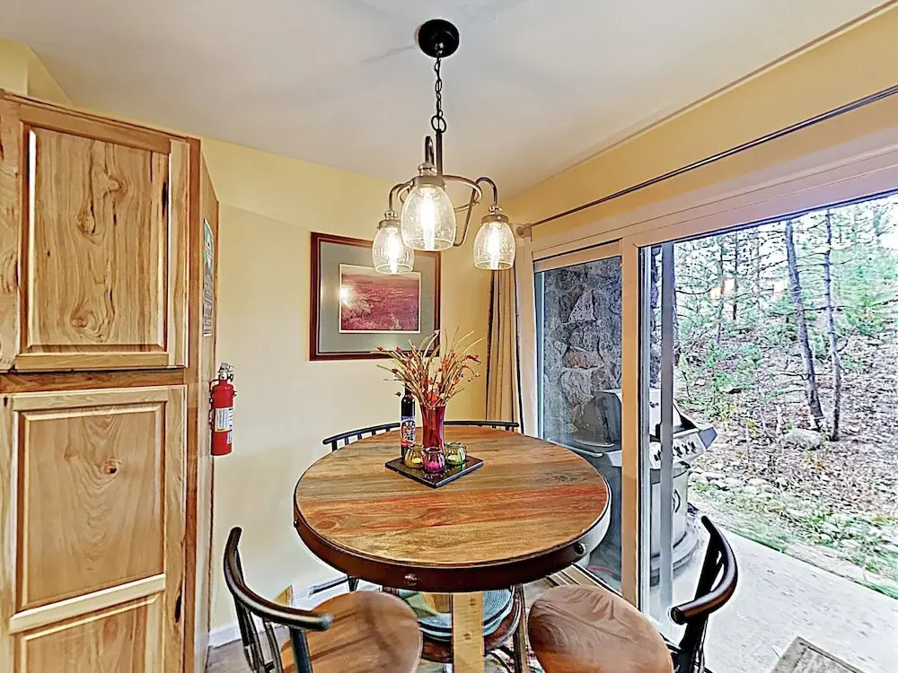 Warm Mountain-view : 8-minute Drive To Lifts 2 Bedroom Condo