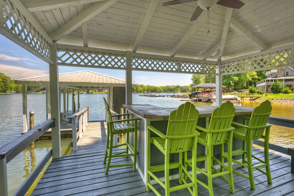 Lucky's Lake House by Avantstay Private Lake Bar