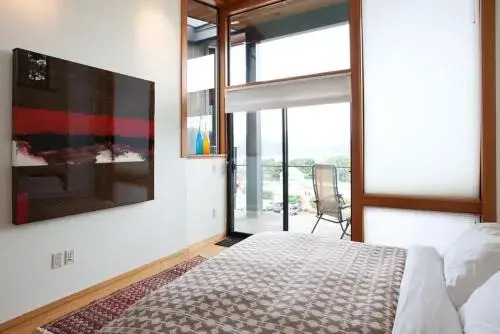Seven-River View-AC-3BR/2.5BA
