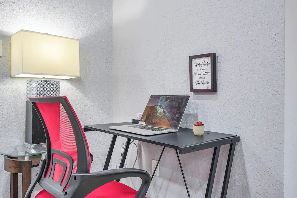 Unique Escape GameRoom! Bar, BBQ, Spacious, and Near Beach