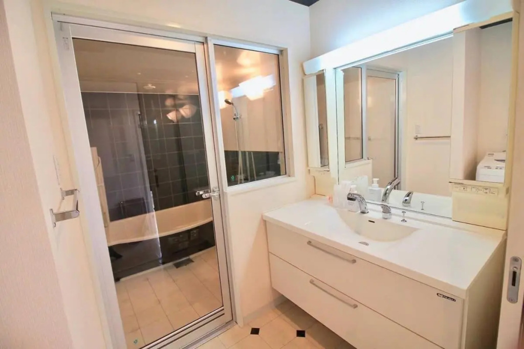 10 min Hiroshima Station & 2BR Up to 10p & 4 bikes