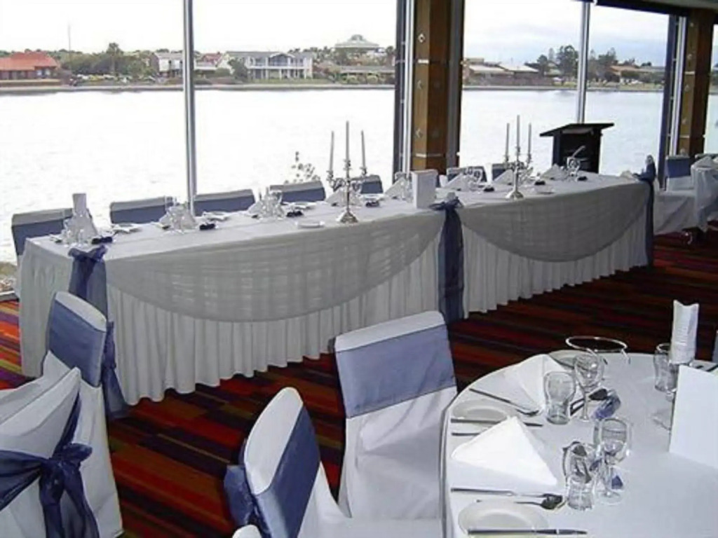 Lakes Hotel