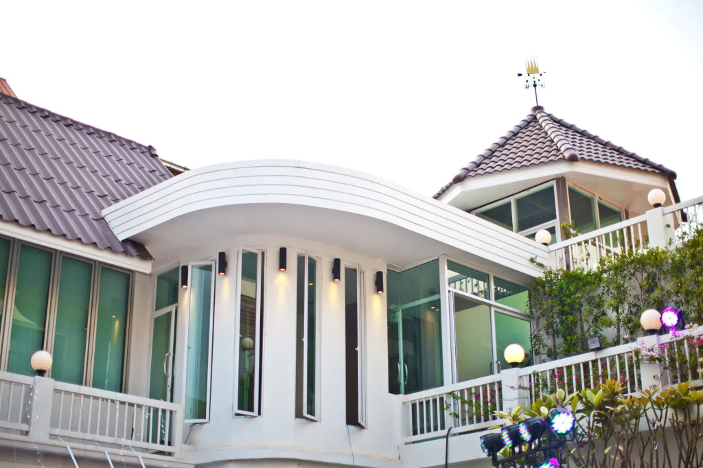 Paradise Hotel