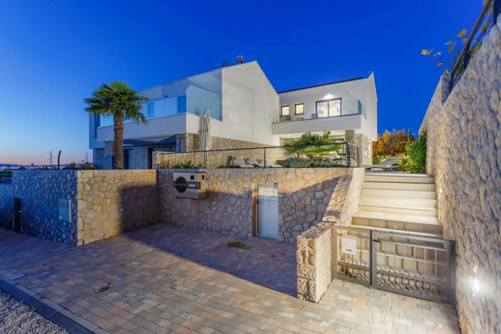 Villa MARIA with heated swimming pool