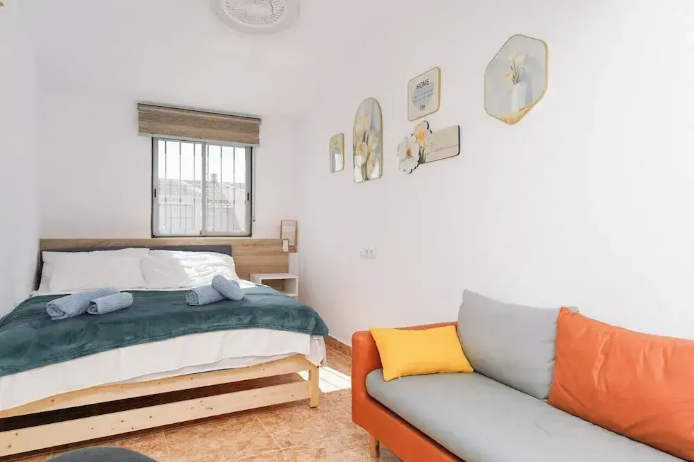 4-Bed Villa Sleeps 8 Pets Ok & 10 min to Beach