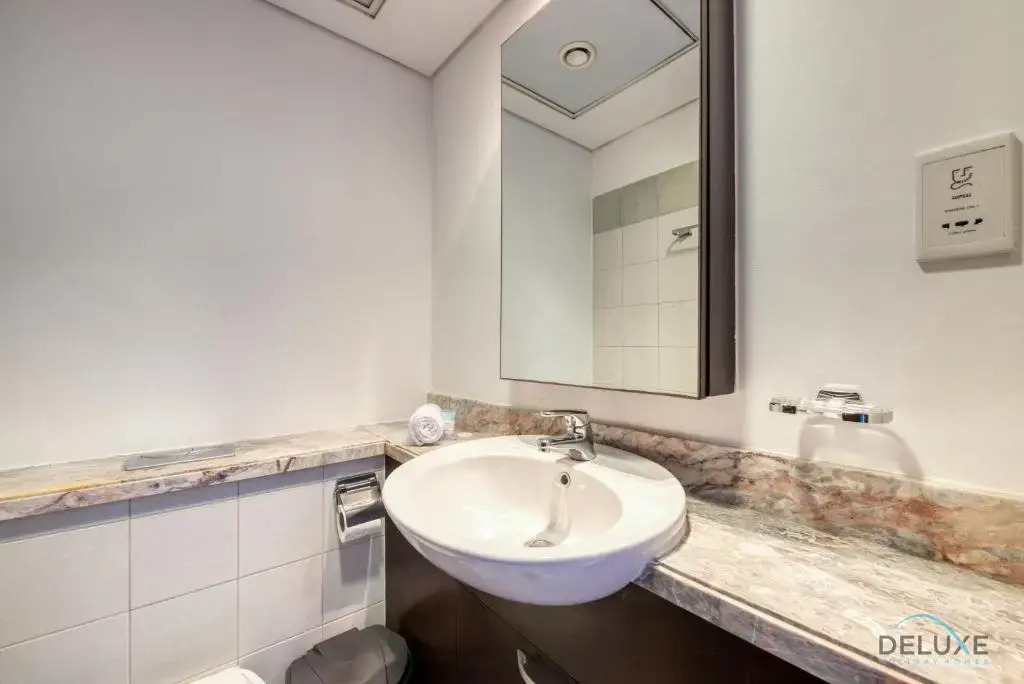 Lavish 1BR at Marina Towers Dubai Marina by Deluxe Holiday Homes