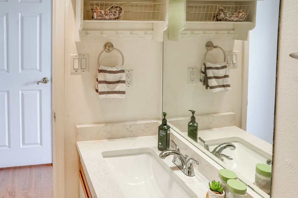 1 Mi to Unm: Convenient Albuquerque Townhome!