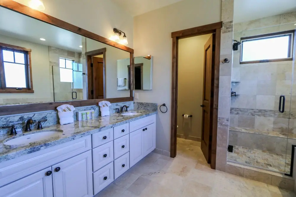 Graystone 2110 5-Star Luxury House with Private Jacuzzi and Double Garage by RedAwning