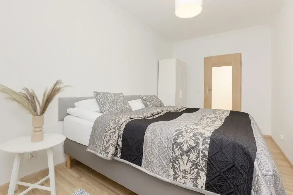 Modern Two-bedroom Warsaw by Renters