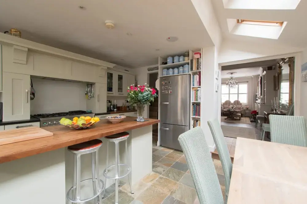 Beautiful Barnes Home with Garden