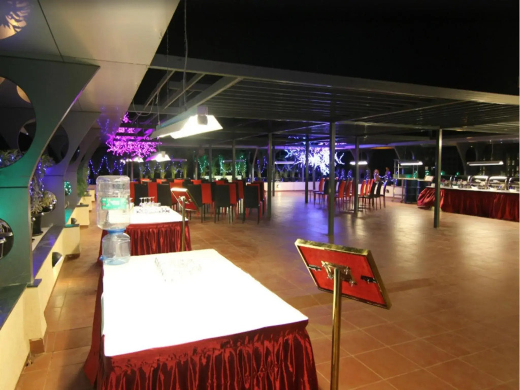 Hi 5 Hotel & Experience