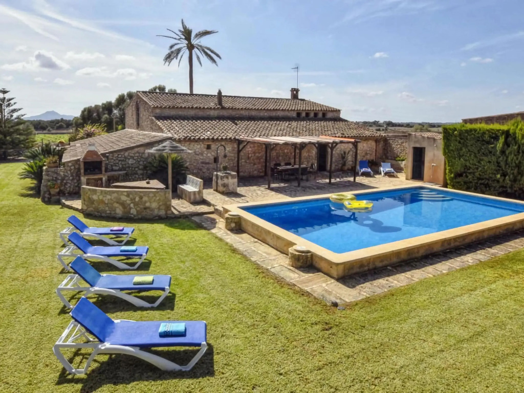 Lovely Holiday Home in Vilafranca de Bonany with Pool and large garden