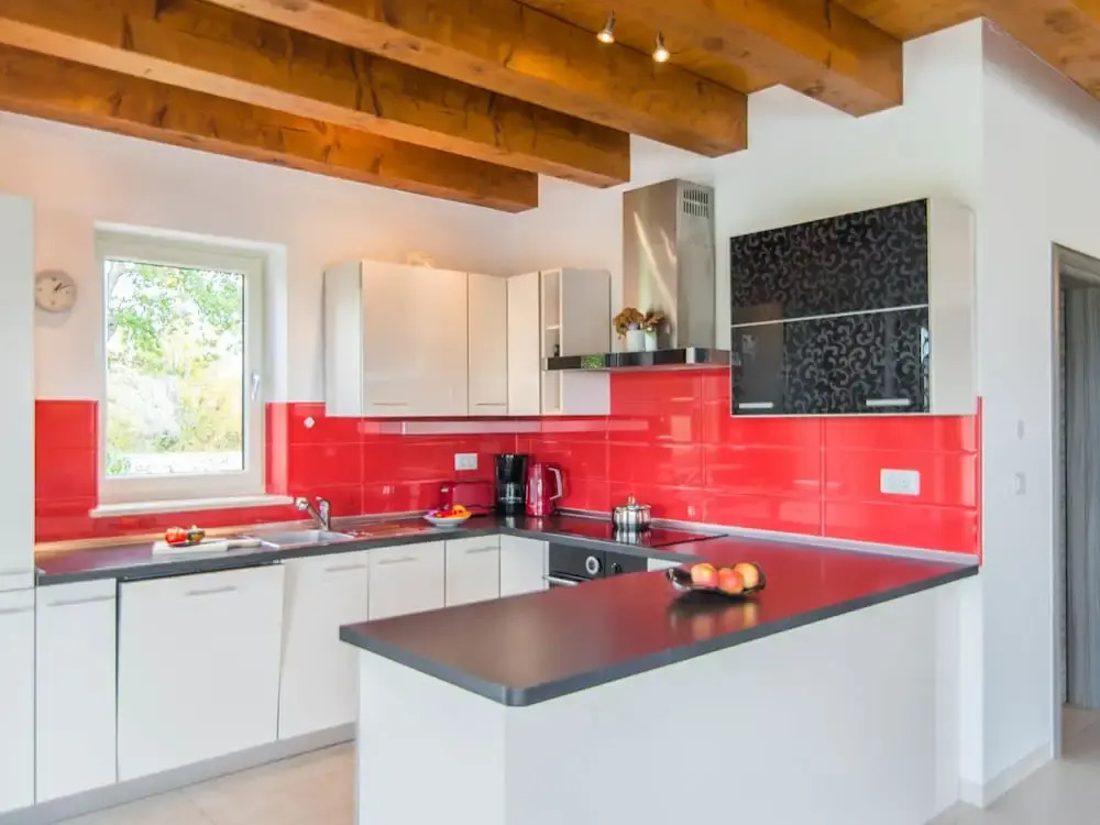 Detached villa with private pool and large garden, in a quiet area