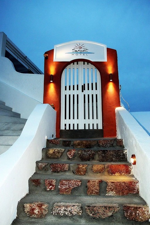 Sun Rocks Boutique Hotel - Caldera View Suites & Sunset Dining Experience