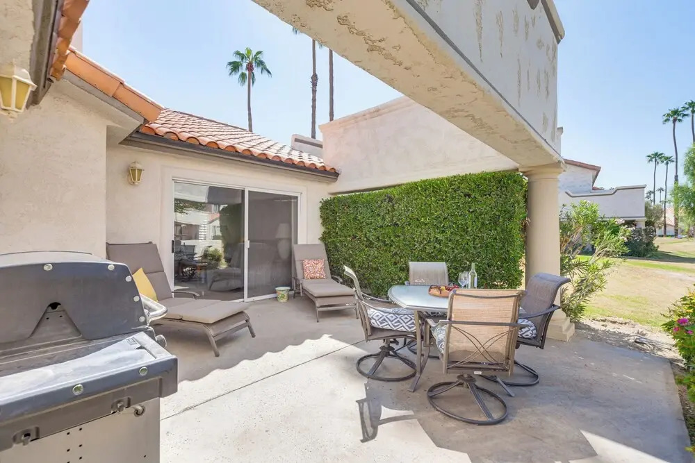 In Golf Course Community: Palm Desert Escape!