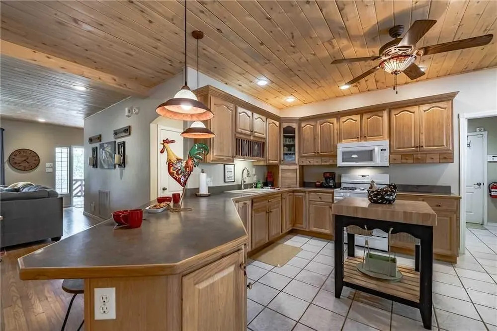 Little Creek Retreat - Four Bedroom Cabin with Hot Tub