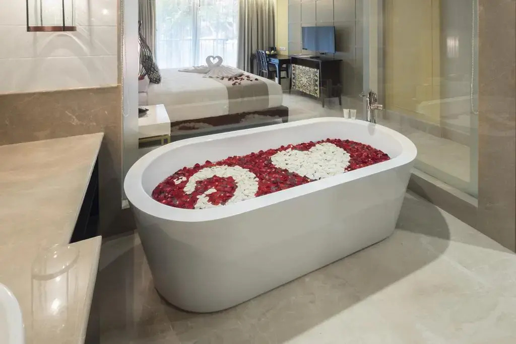 Jambuluwuk Oceano Seminyak Hotel