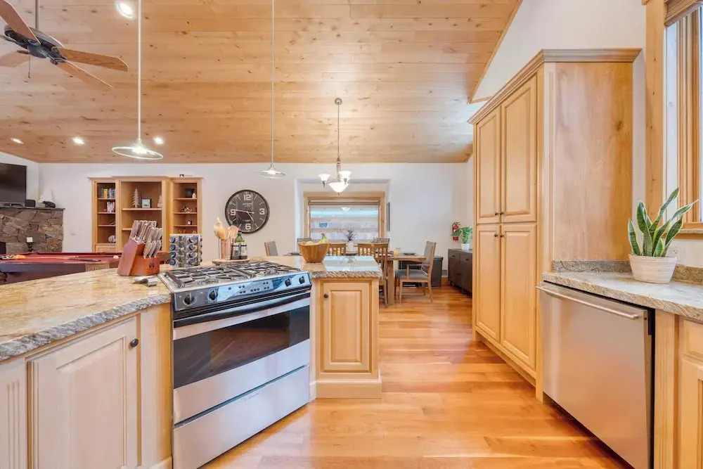 5 Mins to Ski Resort Ping Pong, Pool Table, Deck Donner Ridge by Avantstay