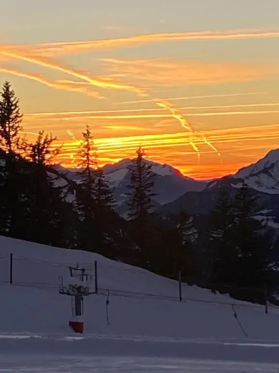 Avoriaz beau 2P falaise confort skis aux pied proche parking