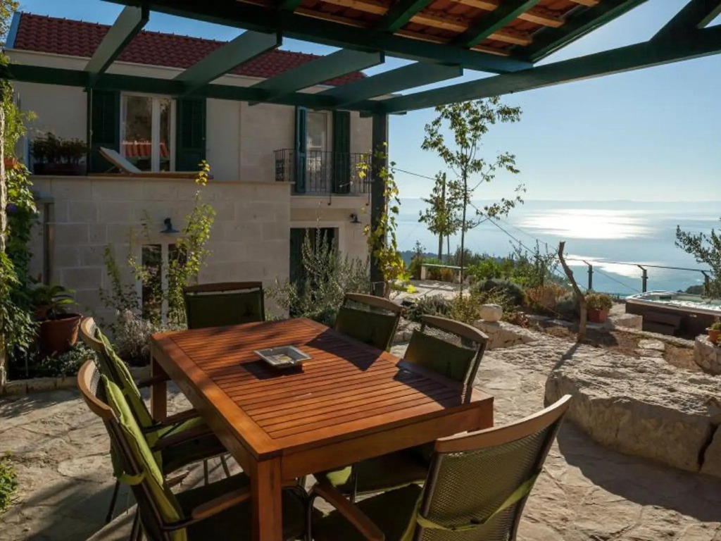 Luxurious Holiday Home in Makarska with Hot Tub