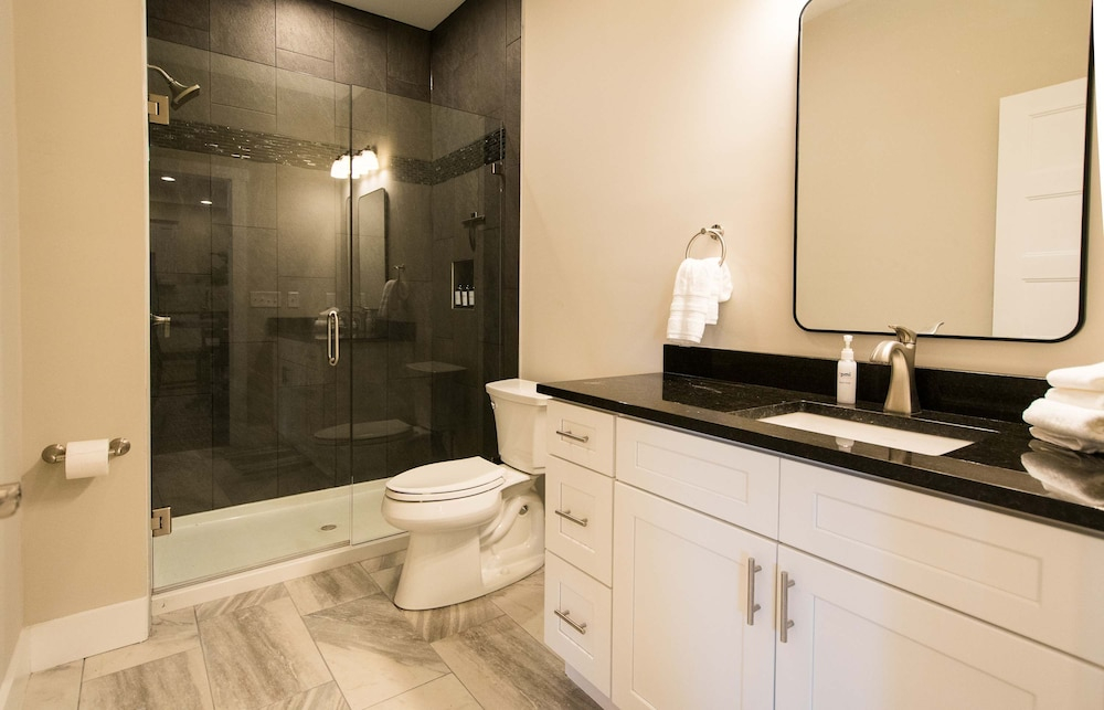 Lower Level Retreat w Free Tix Private Cozy