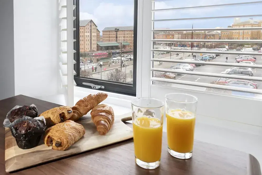 Elliot Oliver - Loft Style 2 Bedroom Apartment With Parking In The Docks