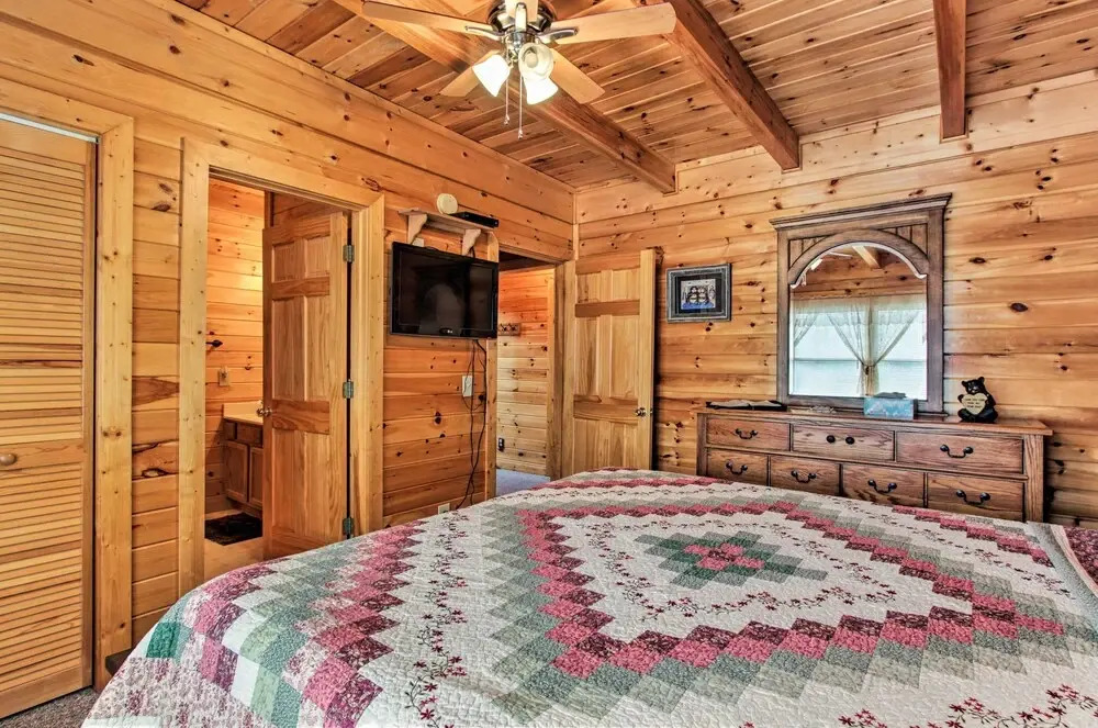 Rustic Sevierville Cabin w/ Covered Porch!
