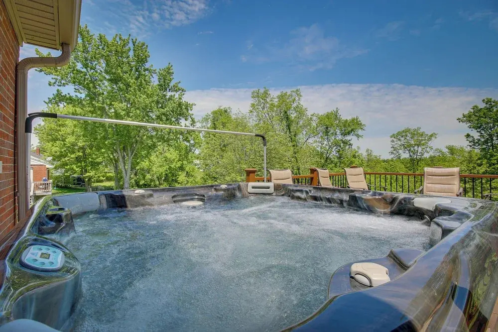 Home w/ Hot Tub + Deck ~ 3 Mi to Ark Encounter!