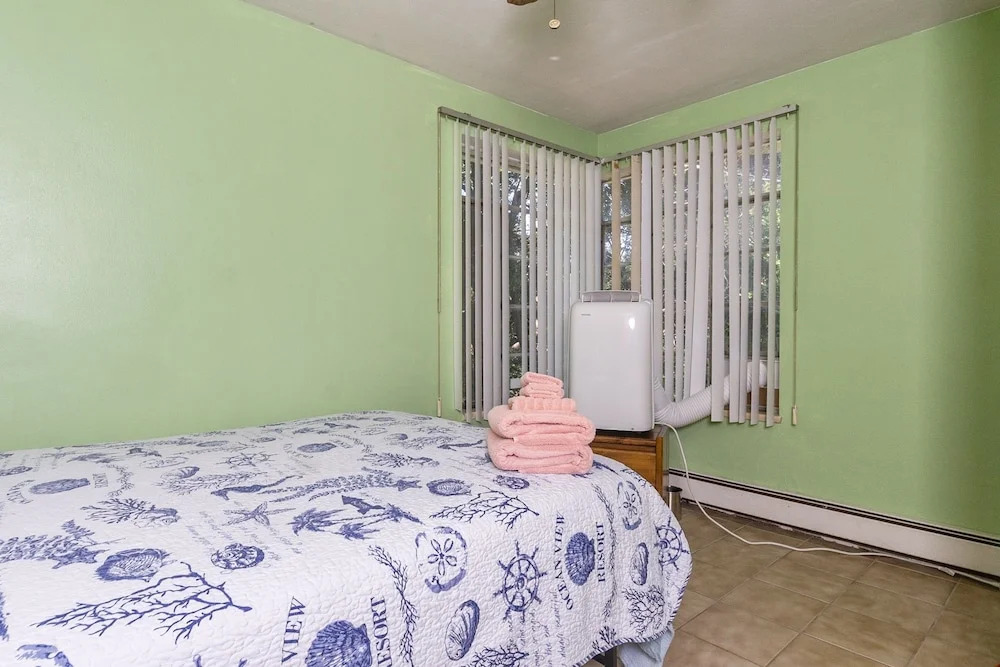 Charming Waterfront 3 Bedroom Cabin by RedAwning