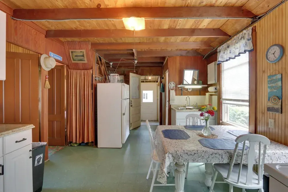 'grandma's Cottage' w/ Sunroom: Walk to Beach