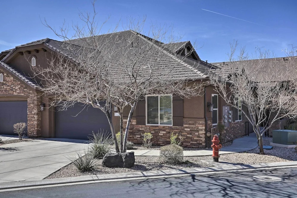 Sleek Home: Patio, Gas Grill & Access to Pool