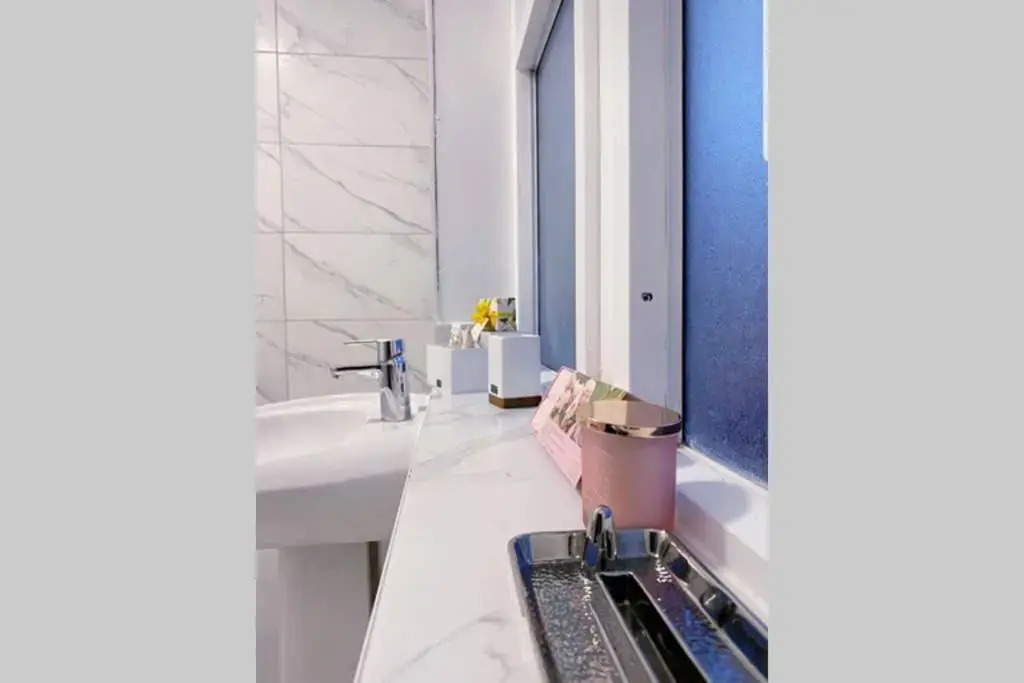 Stylish 3 Bed House + Free Parking + Great Location