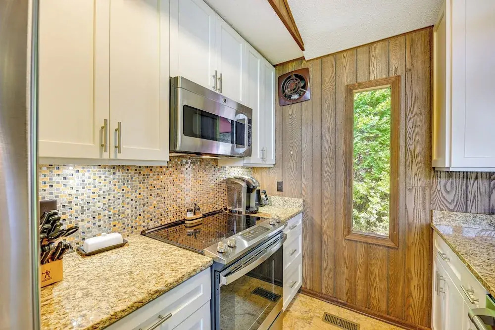 Stunning Franklin Cabin w/ Deck & Mountain Views