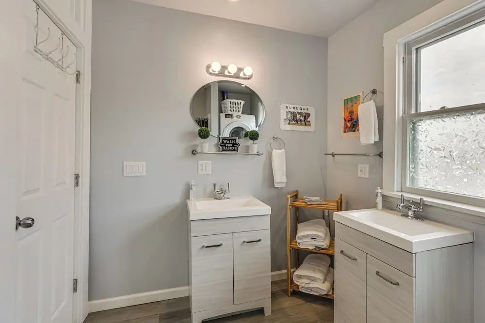 Walk Downtown: Inviting Historic Home in Dubuque!