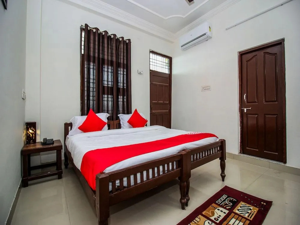 OYO 18272 Hotel Lambodar
