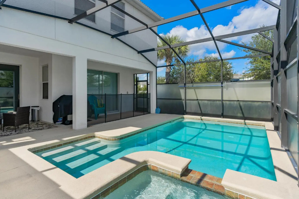Storey Lake -6 Bedrooms Luxury home w-pool & spa