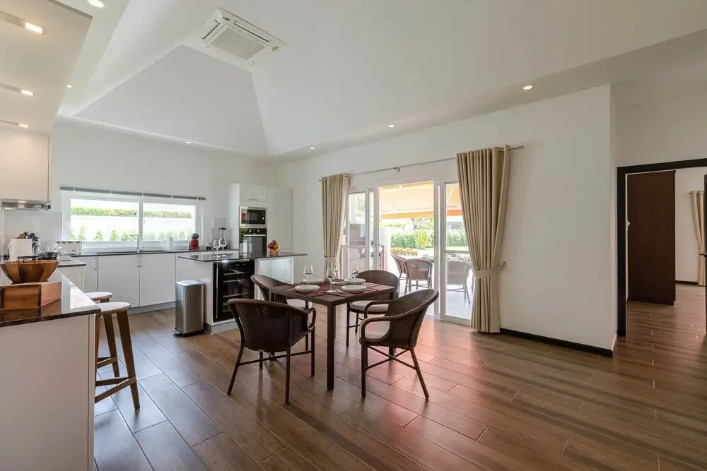 Modern 4 BR Pool & Tropical Garden MS-30