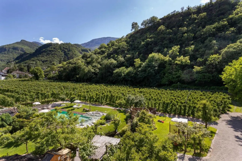 Kreuzwegerhof Nals - Apartments with Pool and Air Conditioning near Merano & Bolzano