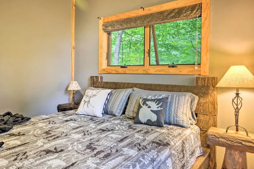 Couples Treehouse Retreat w/ Hot Tub & Views