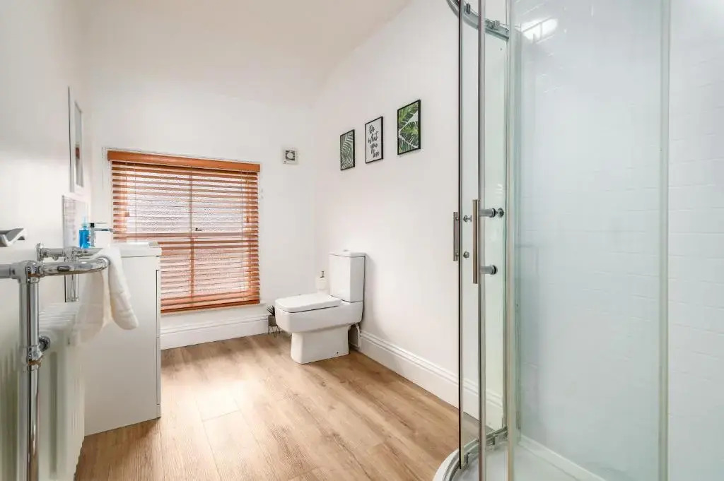 LARGE Town Centre Townhouse for Work and Leisure inc Private Parking by ComfyWorkers
