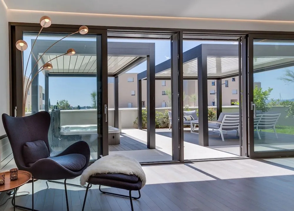 Shell Luxury Residences with Pool and Whirlpool