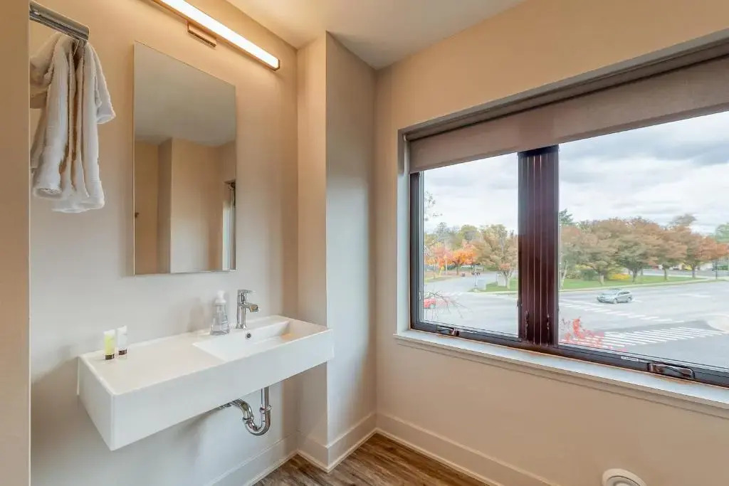 New Private Suite in Tech-enabled townhome
