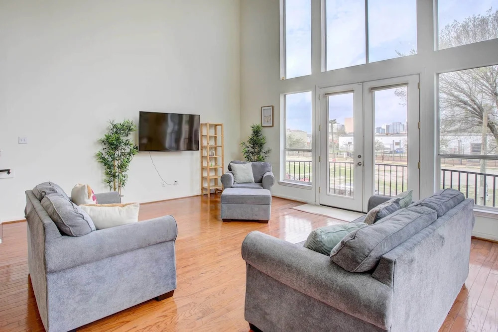 Downtown Houston Townhome w/ City Views!