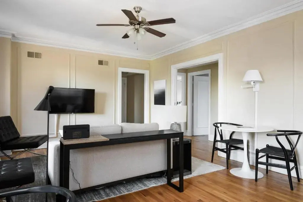 Classic CWE 2BR with Full Kitchen by Zencity