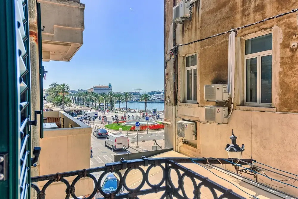 Split Urban Rooms I