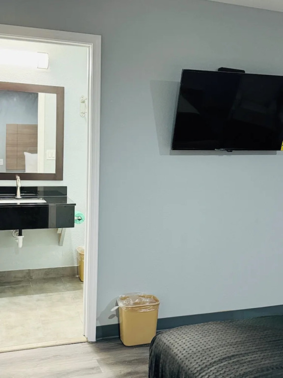 EXPRESS INN & Suites