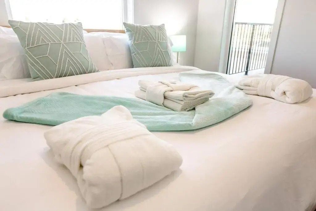 Steamy Romantic Greek Corneer Suite King U/G Wifi