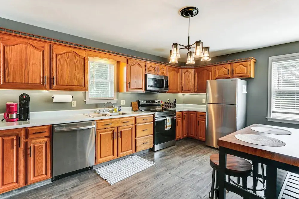 Walk to Town: Charming Unit w/ Balcony in Bedford!